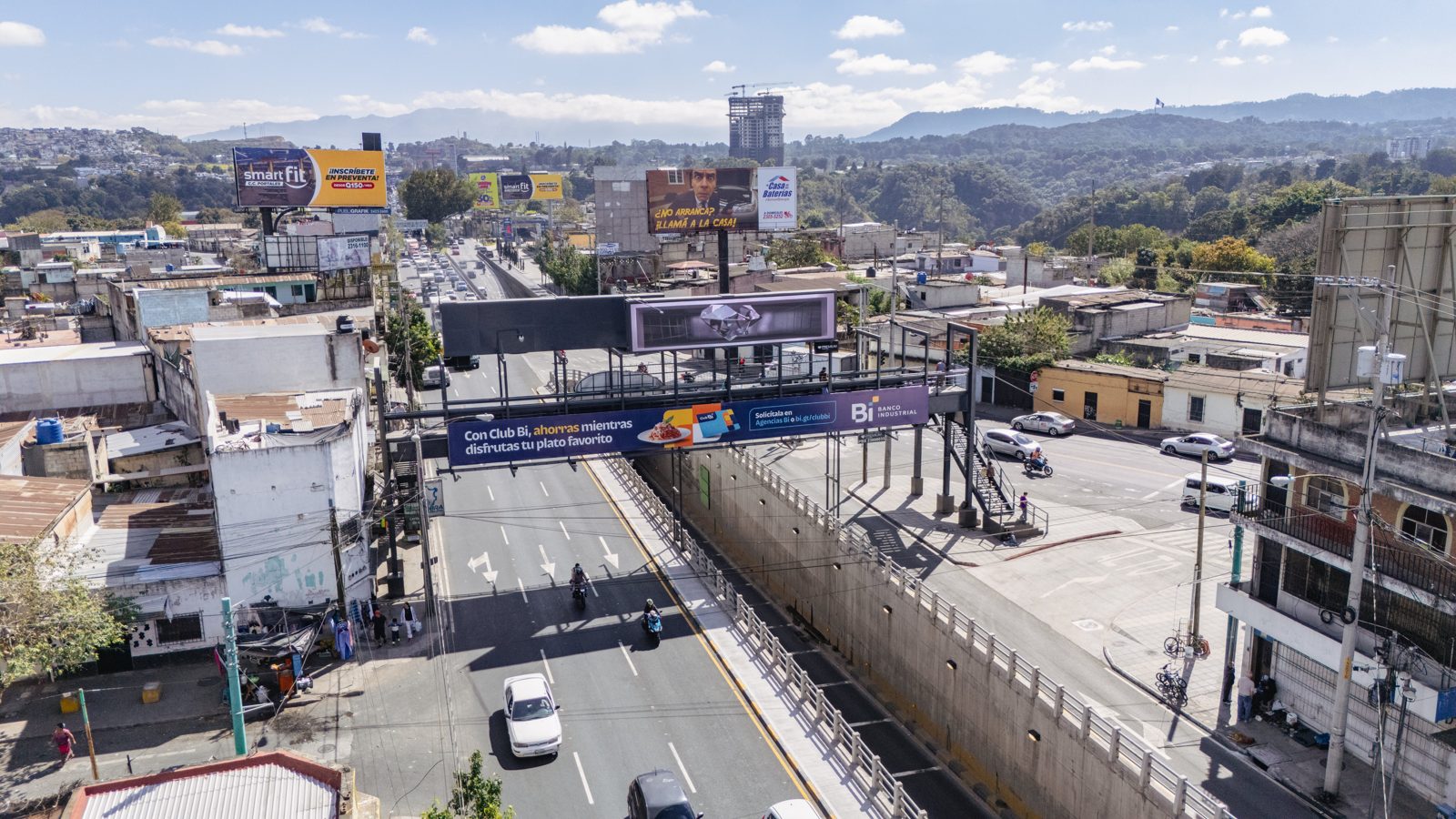 Pasarela Calle Martí con valla impresa y pantalla LED de Premium Landmarks