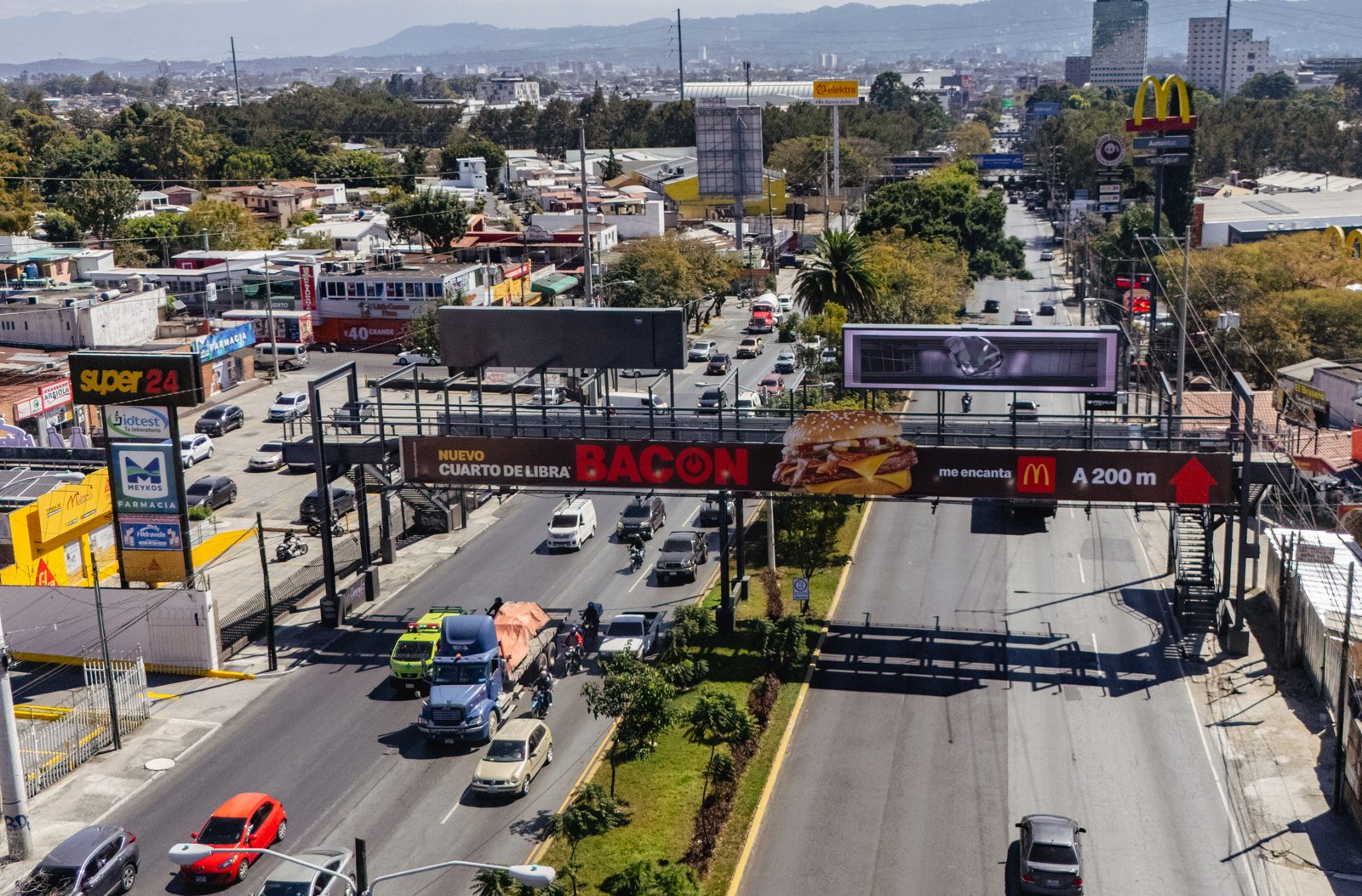 Pasarela Roosevelt Utatlán dirección Liberación con valla impresa y pantalla LED