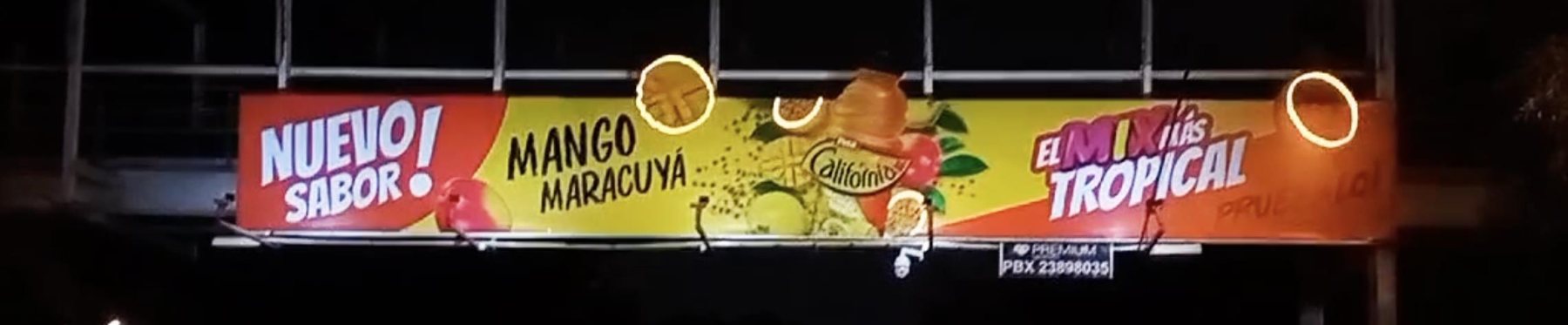 Valla impresa con extensiones y luces de Petit California
